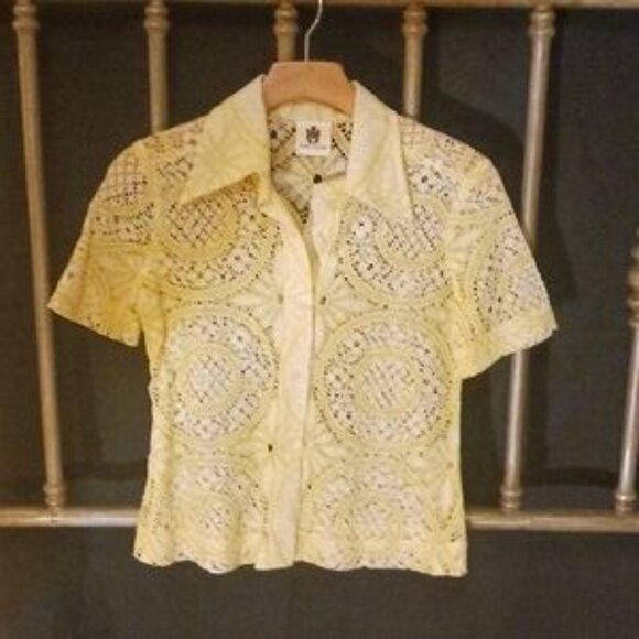 Lace, button-down, short-sleeved, "bodycon" lace blouse by Anna Huling. - Picture 2 of 11